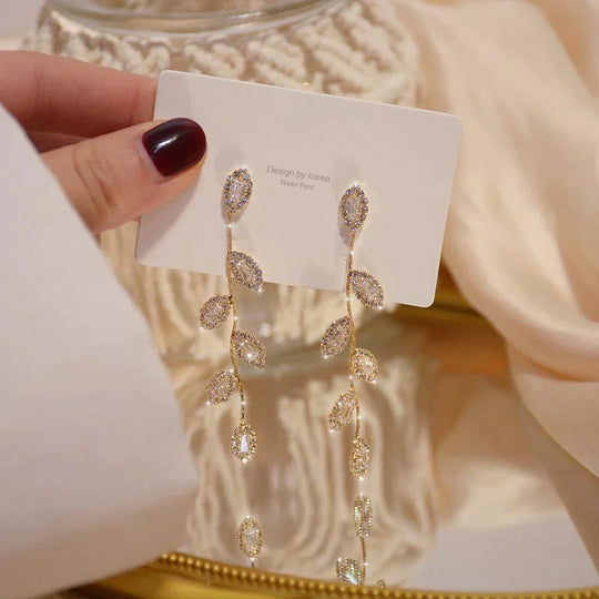 Lange Ohrringe mit zarten goldenen Blättern | Shop Nory