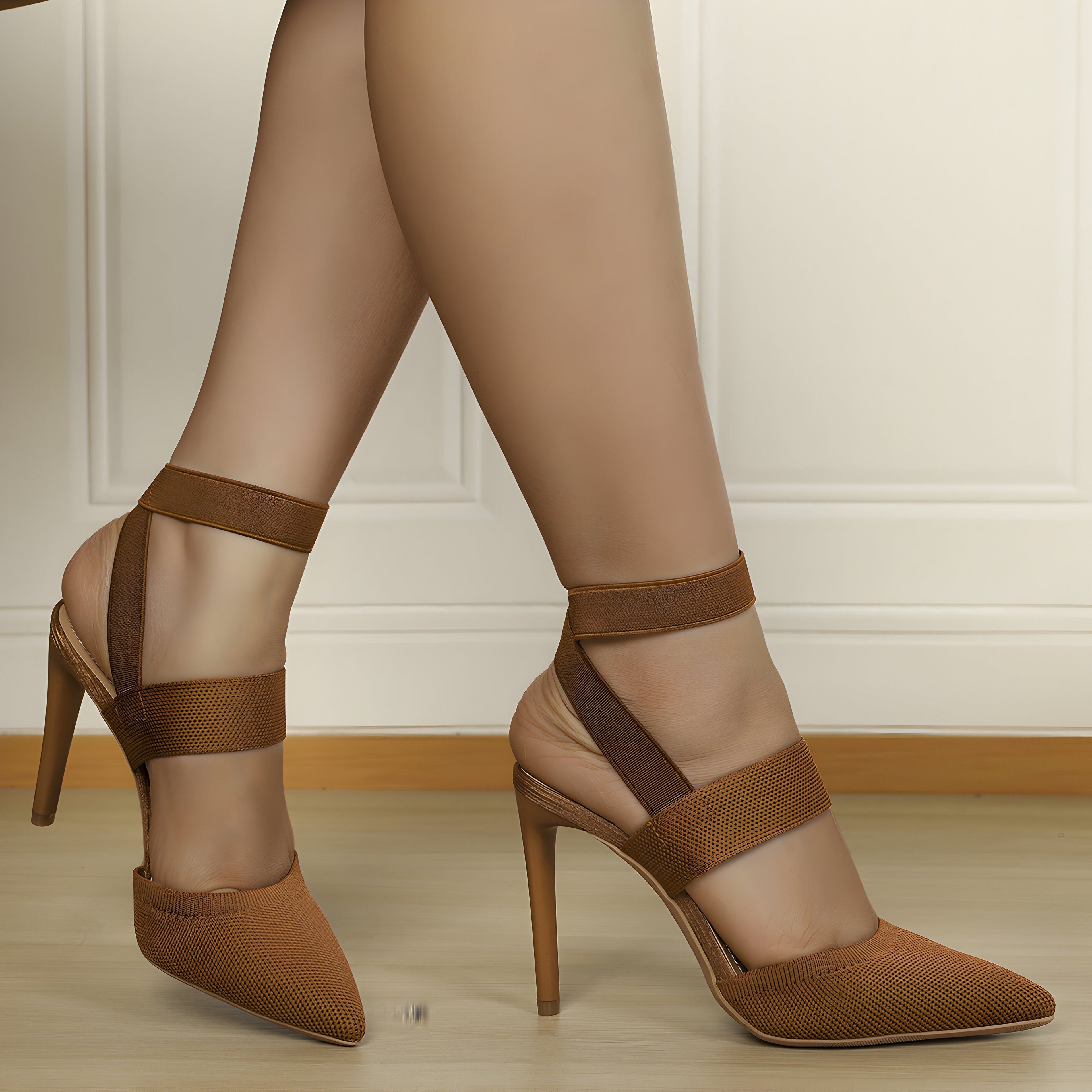 Stilettos mit elastischem Riemen