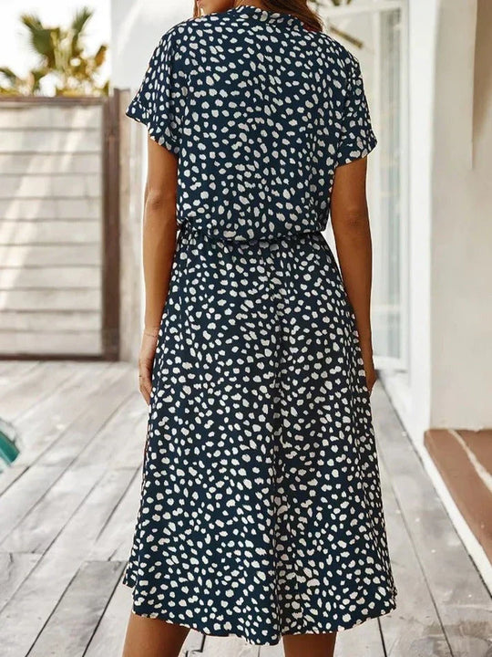 Elegantes Kurzärmliges Hemdblusenkleid mit Polka Dots und Kordelzug In Der Taille