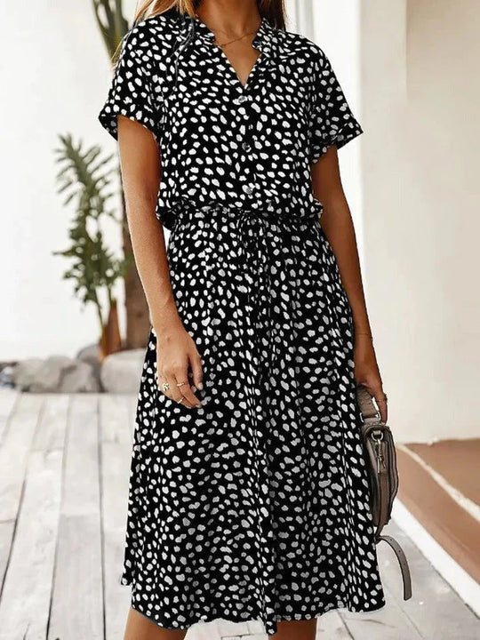 Elegantes Kurzärmliges Hemdblusenkleid mit Polka Dots und Kordelzug In Der Taille
