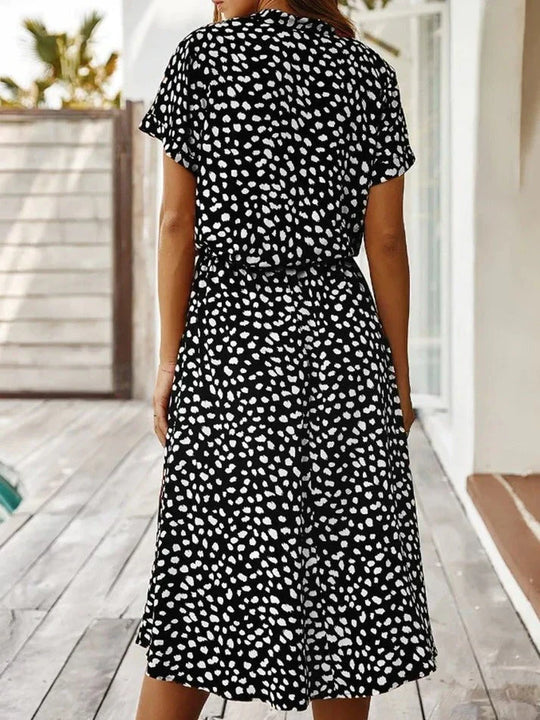 Elegantes Kurzärmliges Hemdblusenkleid mit Polka Dots und Kordelzug In Der Taille