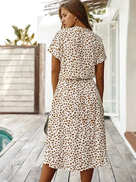 Elegantes Kurzärmliges Hemdblusenkleid mit Polka Dots und Kordelzug In Der Taille