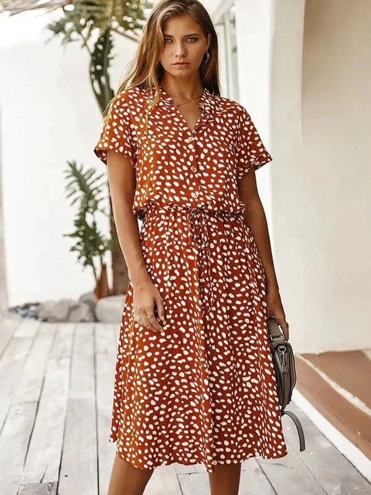 Elegantes Kurzärmliges Hemdblusenkleid mit Polka Dots und Kordelzug In Der Taille