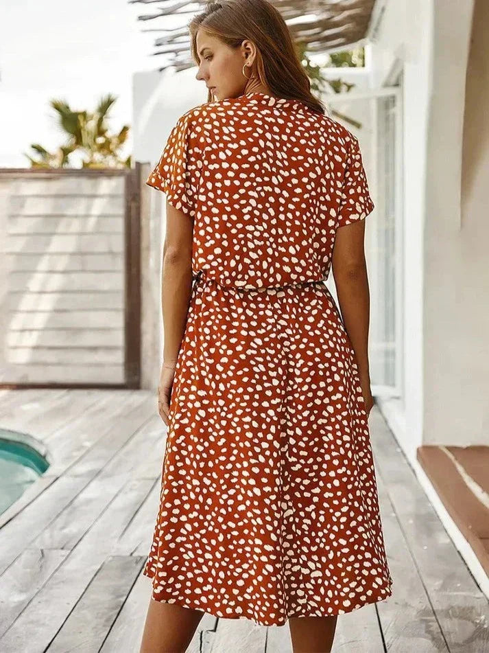 Elegantes Kurzärmliges Hemdblusenkleid mit Polka Dots und Kordelzug In Der Taille