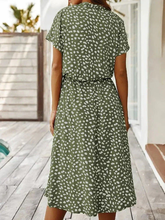 Elegantes Kurzärmliges Hemdblusenkleid mit Polka Dots und Kordelzug In Der Taille