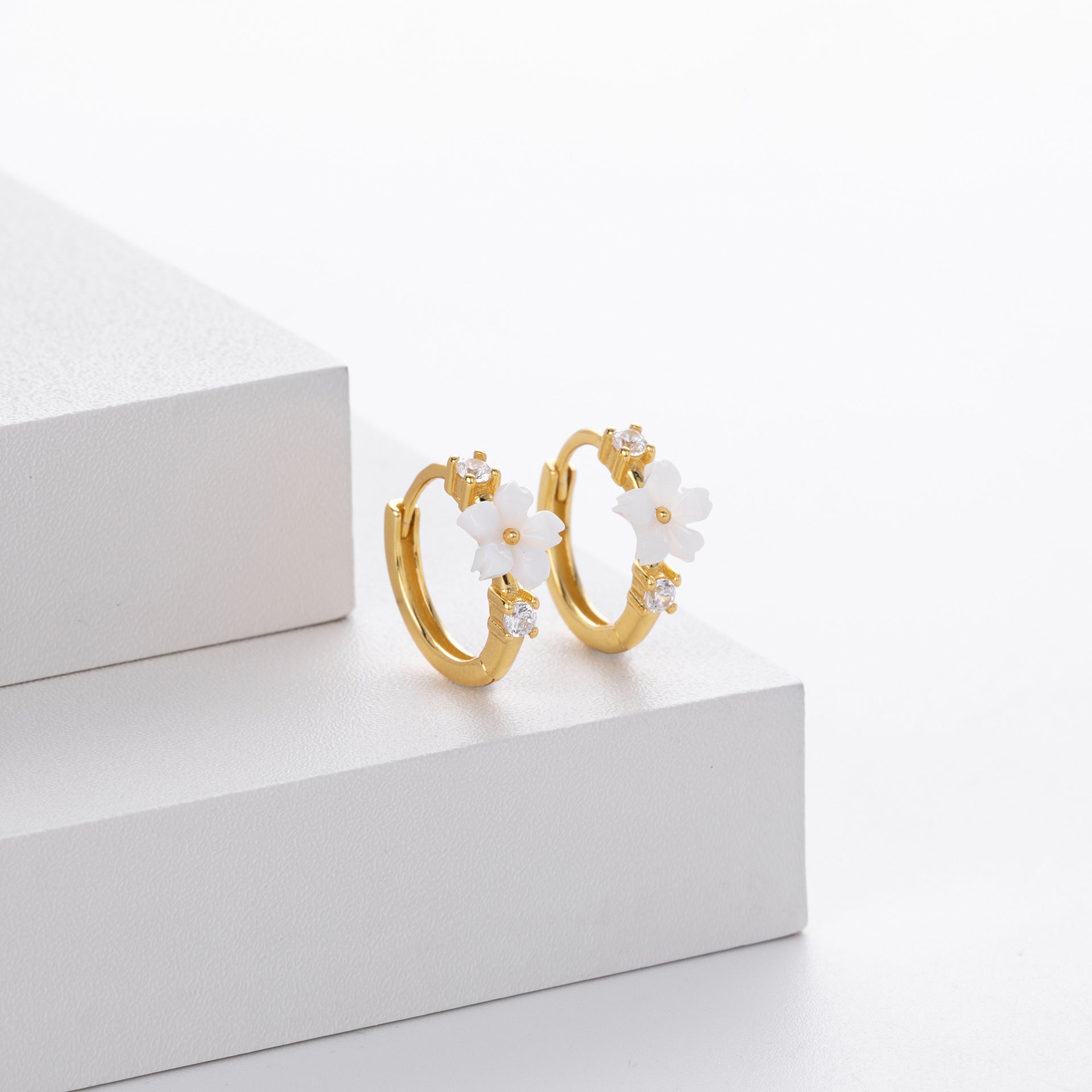 Damen Ohrhänger mit blütenförmigem Design und funkelnden Zirkon-Akzenten Shop Nory