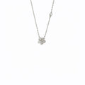 Damen Zarte Halskette mit floralem Anhänger und funkelnden Zirkonia Shop Nory