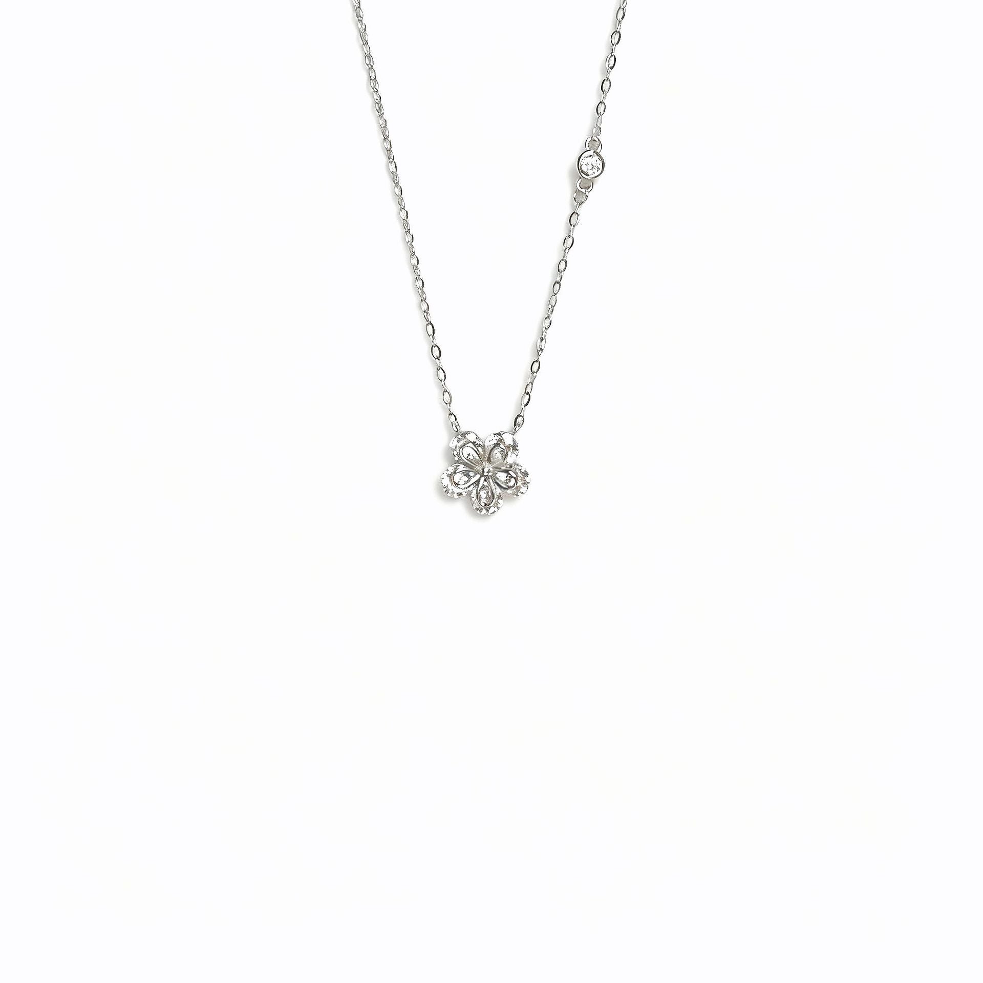 Damen Zarte Halskette mit floralem Anhänger und funkelnden Zirkonia Shop Nory