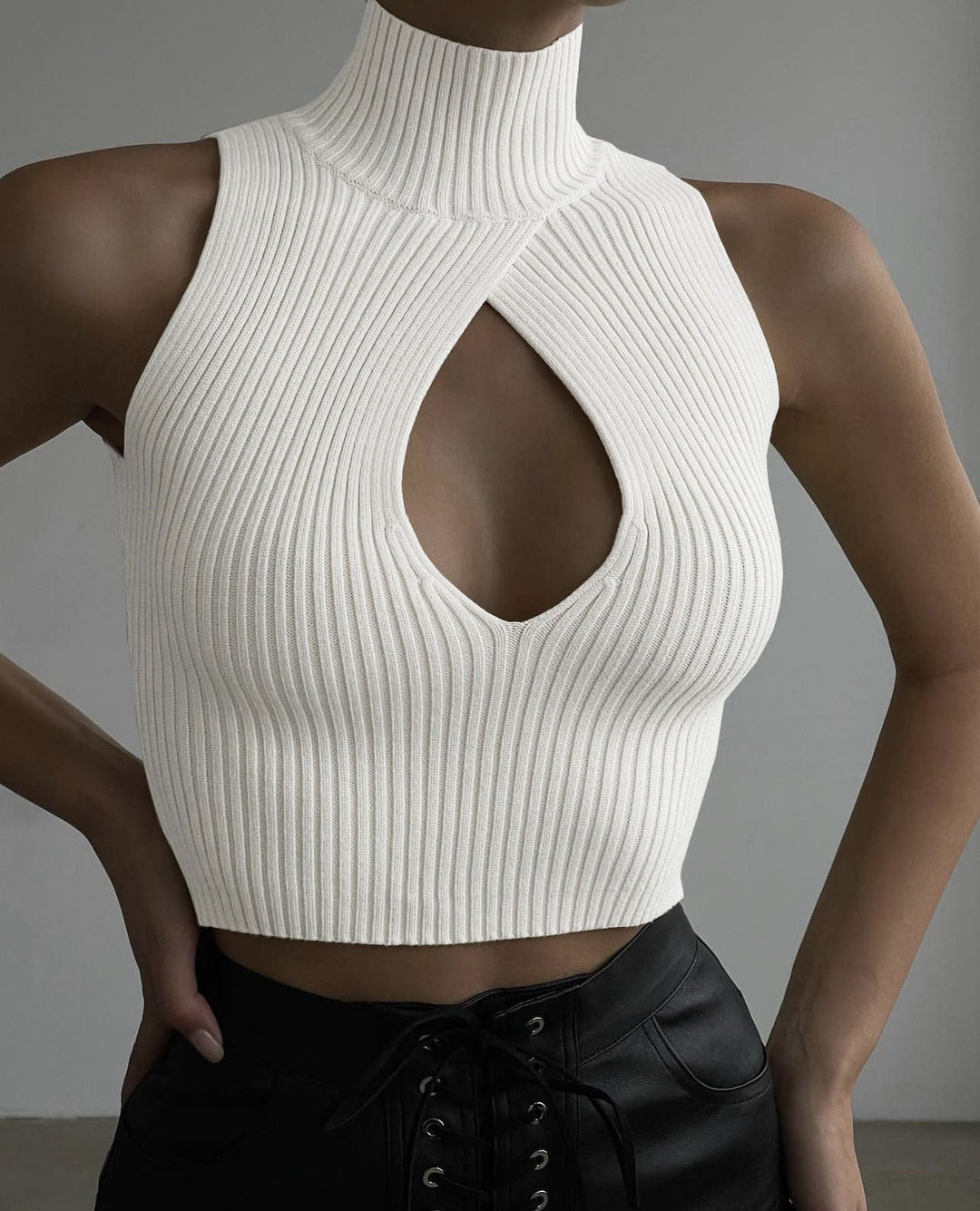 Damen Crop-Top mit hohem Kragen und tiefem Ausschnitt