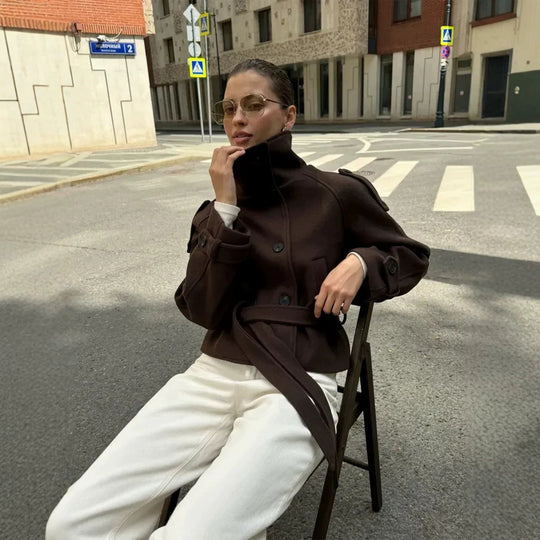 Damen Kurz geschnittene Wollmix-Jacke mit hohem Stehkragen und Taillengürtel Shop Nory