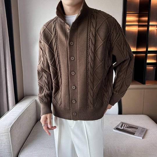 Herren Zopfmuster-Cardigan mit hohem Kragen, grober Strickoptik und durchgehender Knopfleiste Shop Nory