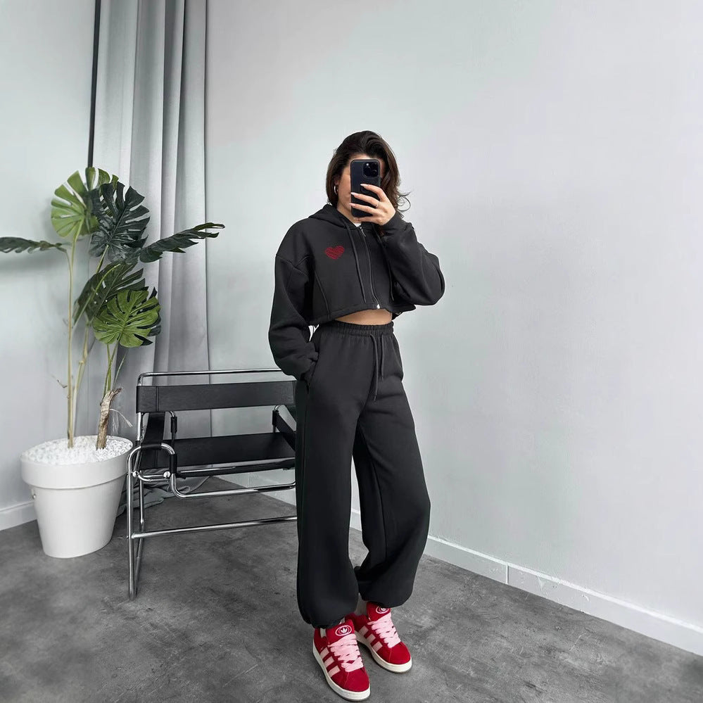 Damen Gekürztes Kapuzen‑Zip‑Set mit Herz‑Stickerei und weiter High‑Waist Jogginghose Shop Nory
