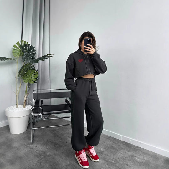 Damen Gekürztes Kapuzen‑Zip‑Set mit Herz‑Stickerei und weiter High‑Waist Jogginghose Shop Nory