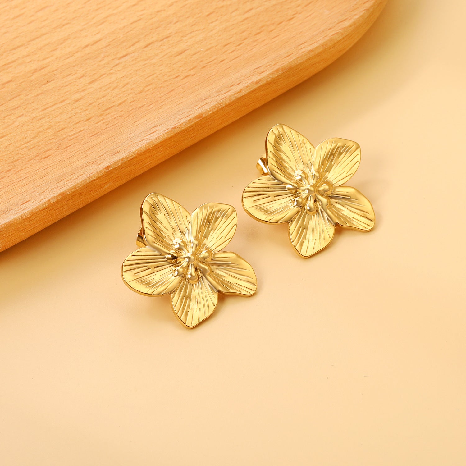 Damen Ohrstecker mit floralen Motiven aus hochwertigem Edelstahl und goldplattierter Oberfläche Shop Nory