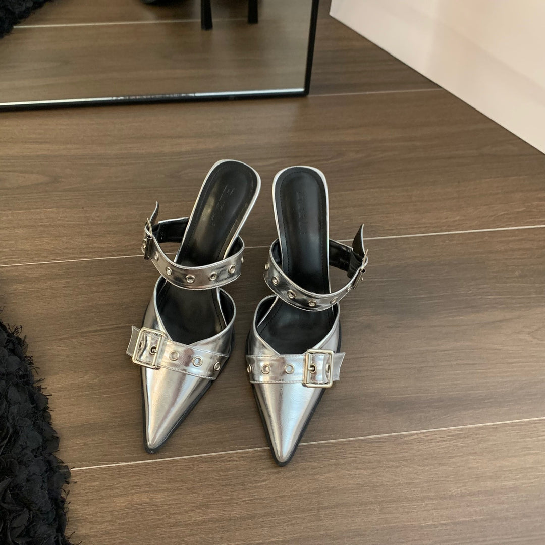 Damen Spitz zulaufende Mule‑Pantoletten mit doppeltem Schnallenriemen, Ösen‑Detail und niedrigem Kitten‑Absatz Shop Nory