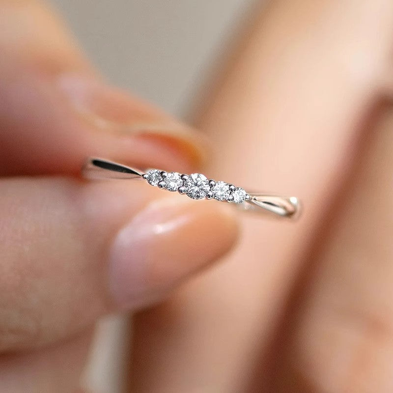 Damen eleganter Ring mit funkelnden Zirkonia-Steinen Shop Nory