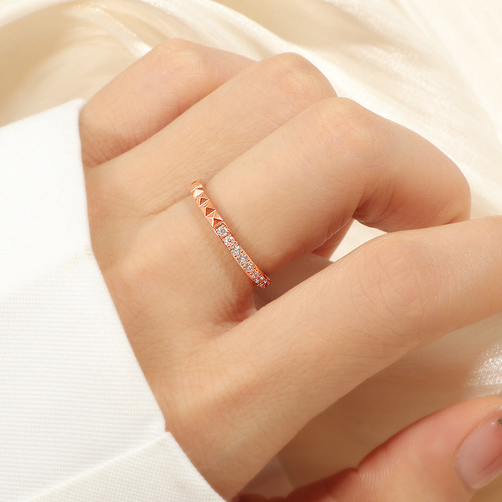 Damen Ring mit funkelndem Zirkonia-Besatz und modernem Struktur Shop Nory