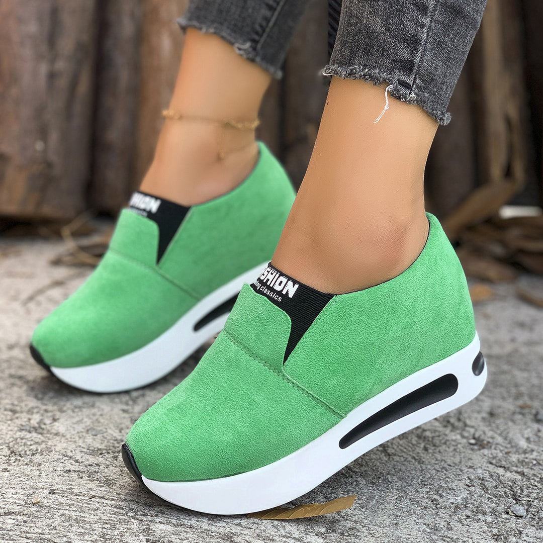 Damen Slip-On Wedge-Sneaker mit verstecktem Keil, Microvelours-Obermaterial und seitlicher Luftkammer Shop Nory