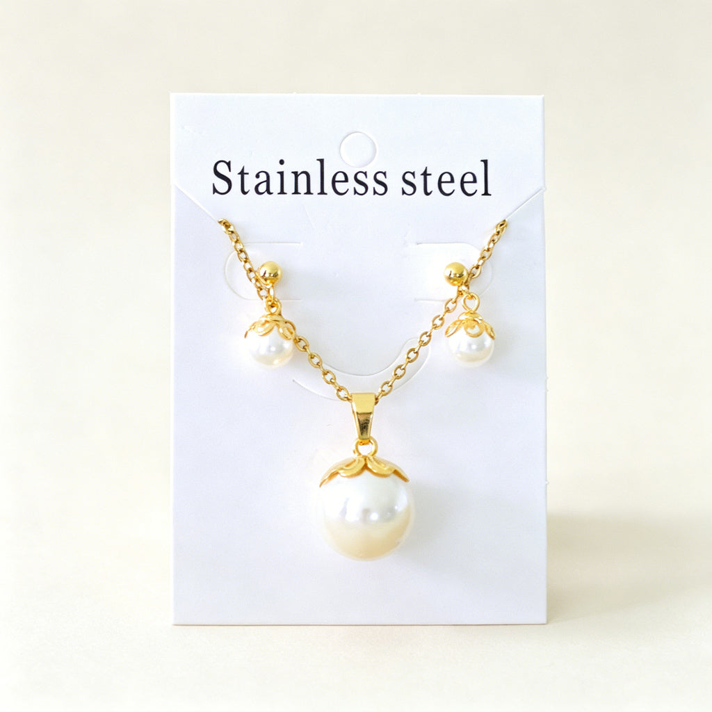 Damen Schmuckset mit goldplattiertem Anhänger und eleganten Perlenohrringen Shop Nory