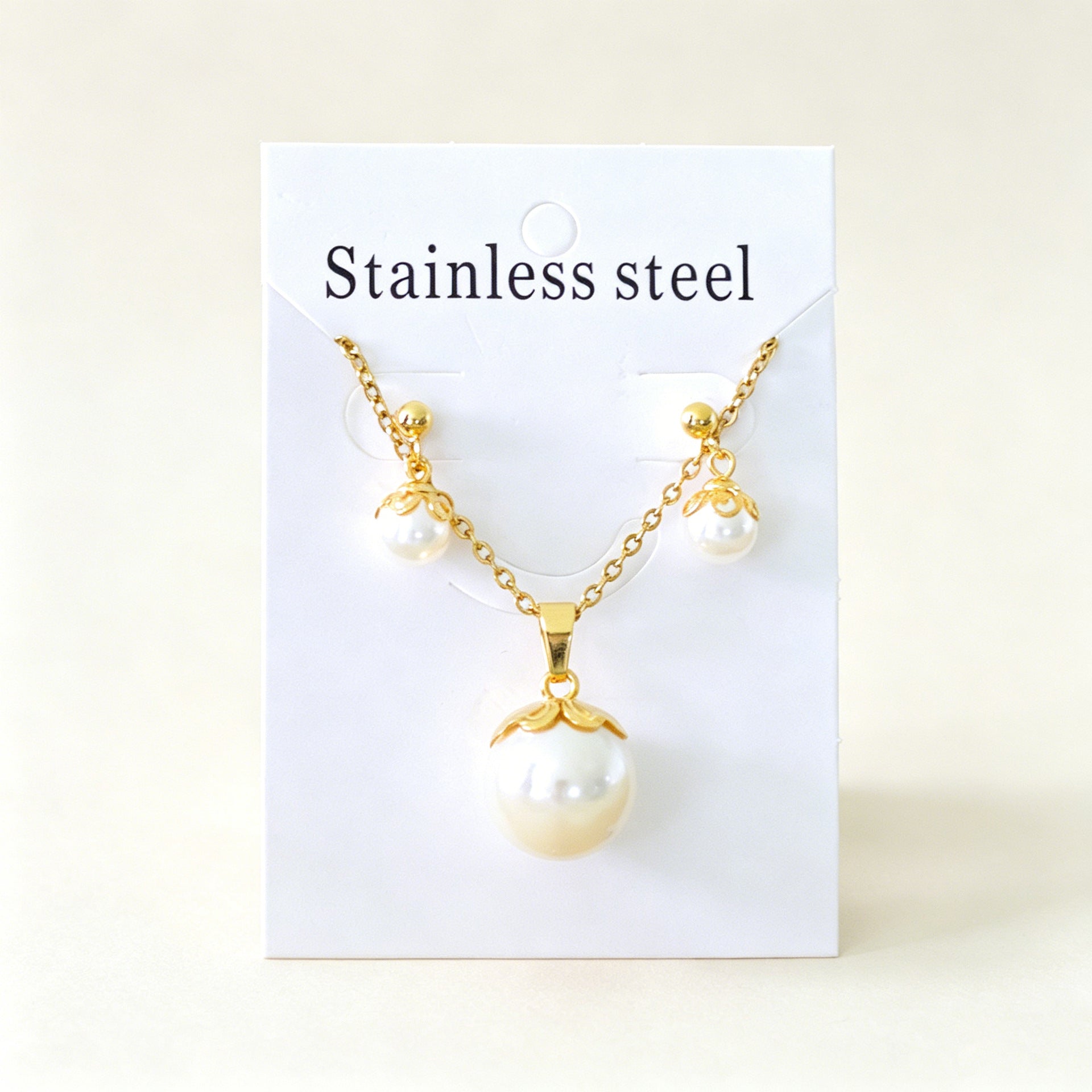 Damen Schmuckset mit goldplattiertem Anhänger und eleganten Perlenohrringen Shop Nory