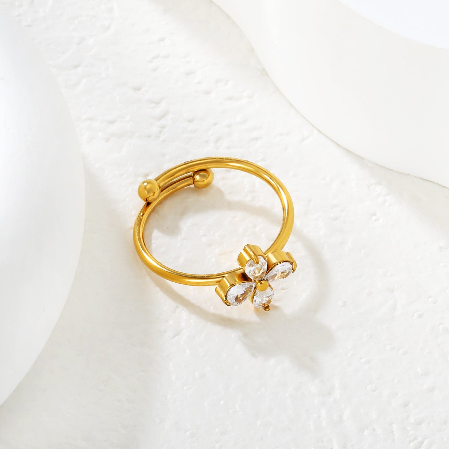 Damen Ring mit floralem Design und funkelnden Zirkonia Shop Nory