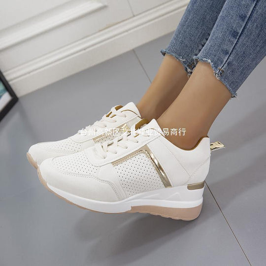 Damen Keil-Sneaker mit perforiertem Obermaterial, gepolstertem Fußbett und dezentem Metallic-Detail Shop Nory