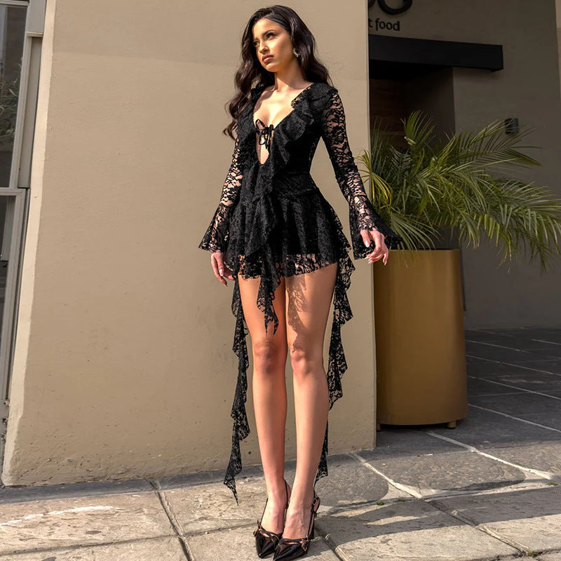 Damen verspielt und romantisches Spitzenkleid mit Rüschendetails und tiefem Ausschnitt