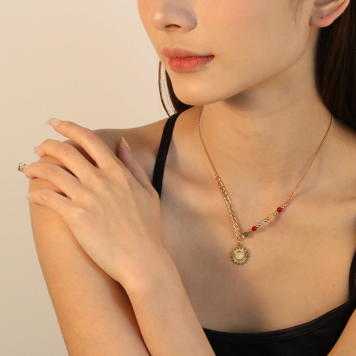 Damen elegante Halskette mit bunten Halbedelstein-Elementen und Sonnensymbol-Anhänger Shop Nory