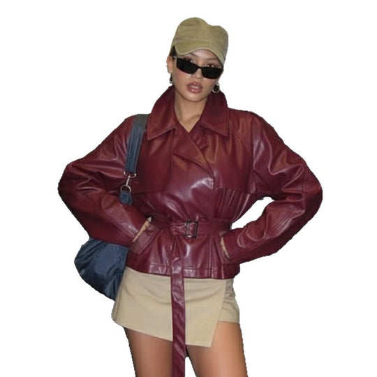 Damen nan kurzes Kunstleder-Trenchcoat mit Taillengürtel, breitem Revers und Cape-Detail Shop Nory