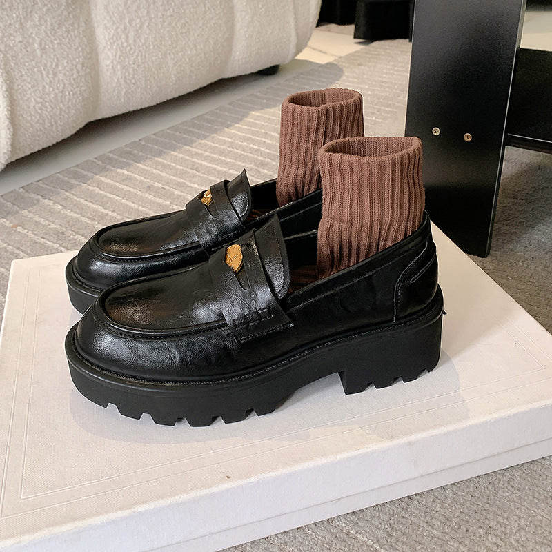 Damen Chunky Pennyloafer mit profilierter Plateau‑Lug‑Sohle und goldener Zierapplikation Shop Nory