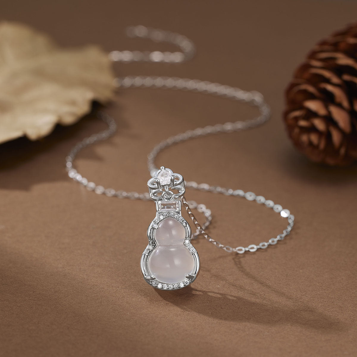Damen Halskette mit exquisitem Buddha-Anhänger und funkelnden Zirkonia Shop Nory