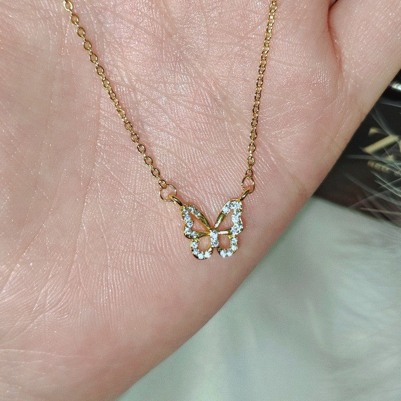 Damen Halskette mit filigranem Schmetterlingsanhänger und funkelnden Kristallen Shop Nory
