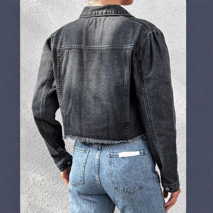Damen Kurz geschnittene taillierte Jeansjacke mit rohem Fransen-Saum und Pattentaschen Shop Nory