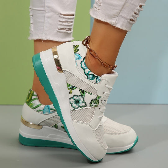 Damen Keil-Sneaker mit floraler Stickerei, Mesh-Einsätzen und Metallapplikation Shop Nory