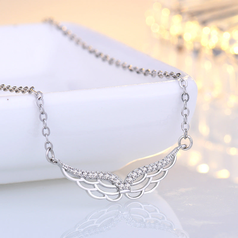 Damen Halskette mit elegantem Flügelanhänger und funkelnden Zirkonia Shop Nory