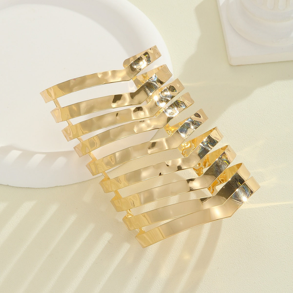 Damen Haarschmuck mit glänzenden, geschwungenen Elementen Shop Nory