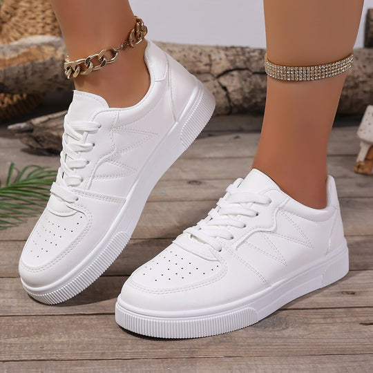Damen Niedrige Sneaker aus Lederimitat mit perforierter Zehenkappe, gepolstertem Einstieg und profilierter Plateausohle Shop Nory