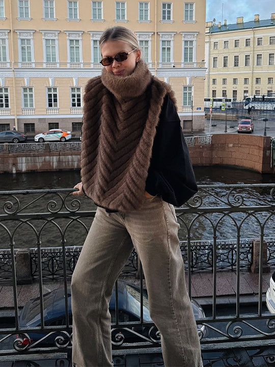 Damen Gefüttertes Pelzponcho mit hohem Rollkragen & Chevron-Struktur Shop Nory