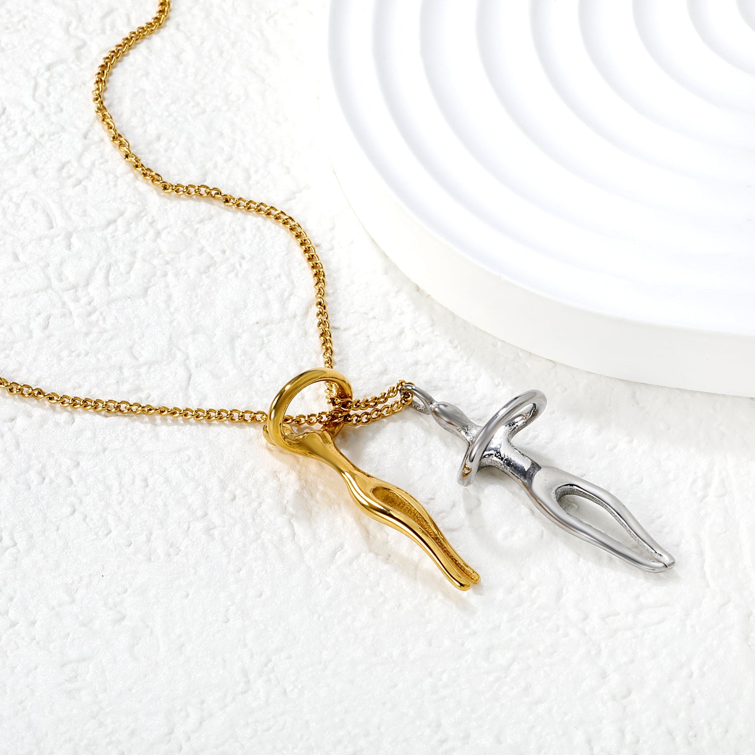 Damen Halskette mit stilvollem Figur-Anhänger aus hochwertigem Edelstahl Shop Nory