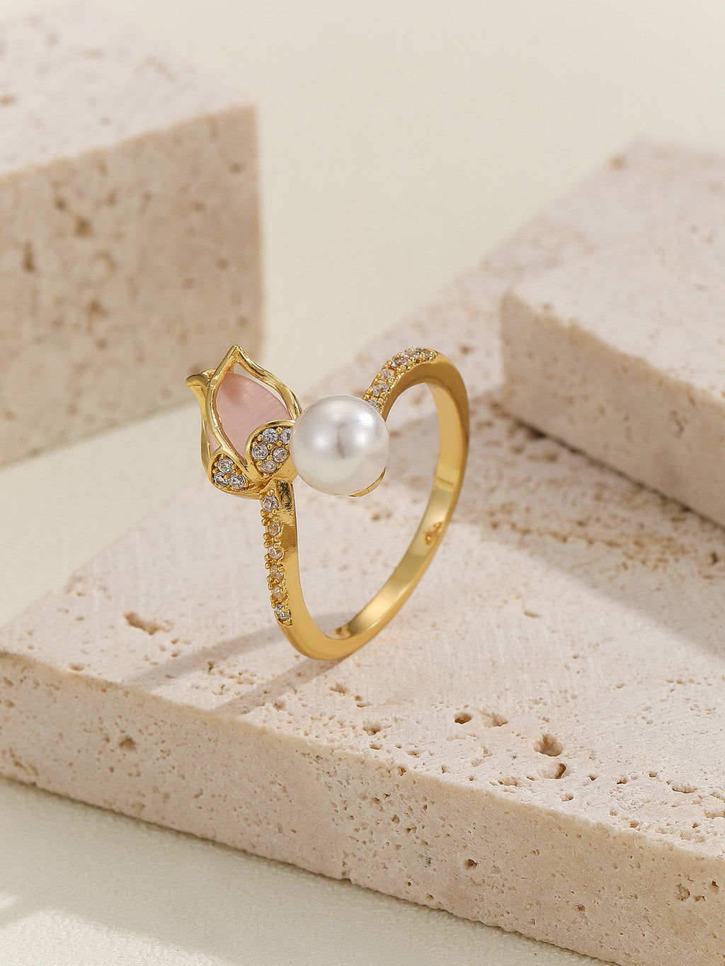 Damen Eleganter Ring mit Blumenmotiv und Perle Shop Nory