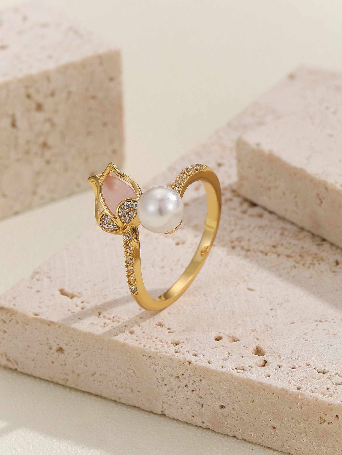 Damen Eleganter Ring mit Blumenmotiv und Perle Shop Nory