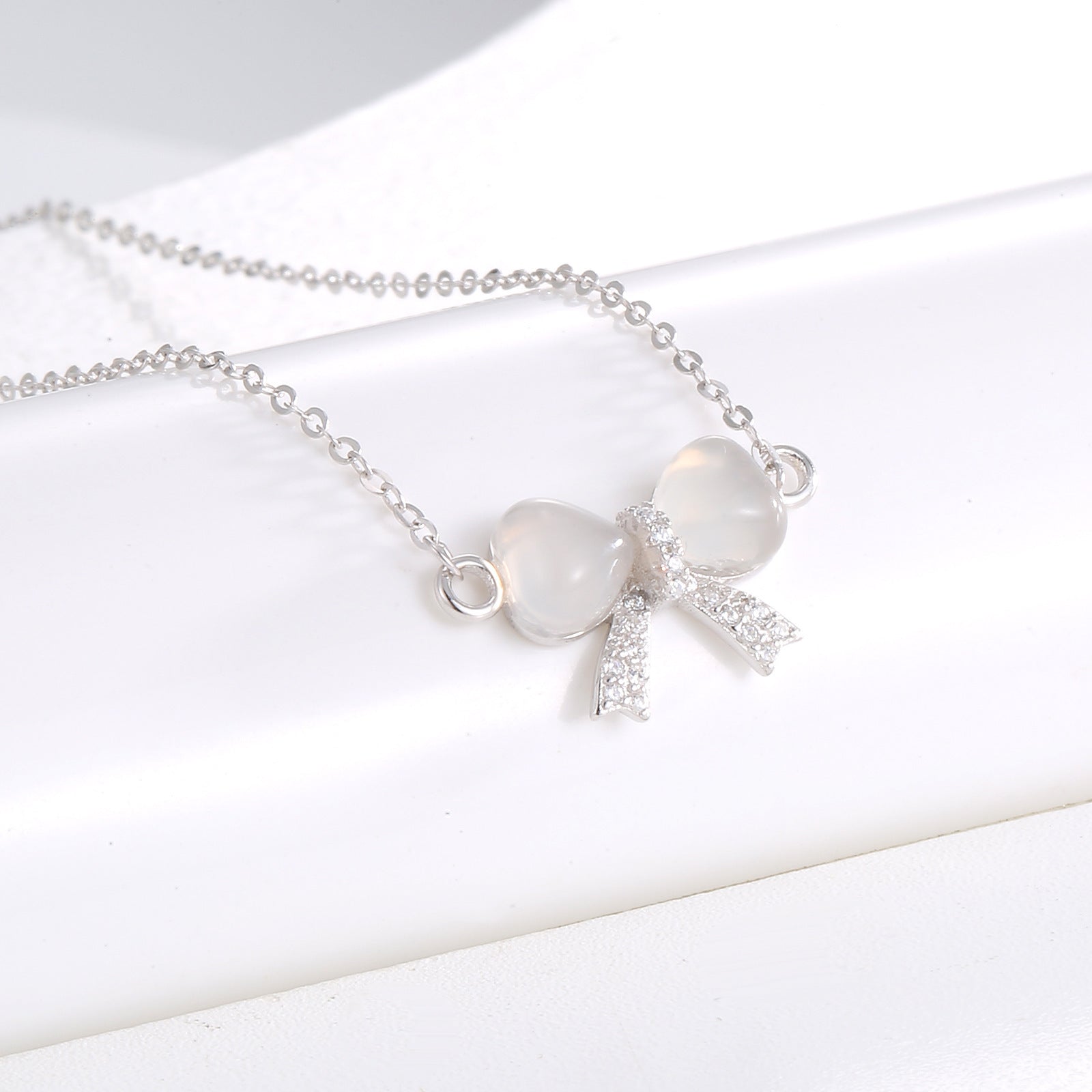 Damen Halskette mit kunstvollem Schleifenanhänger und strahlenden Zirkonia Shop Nory
