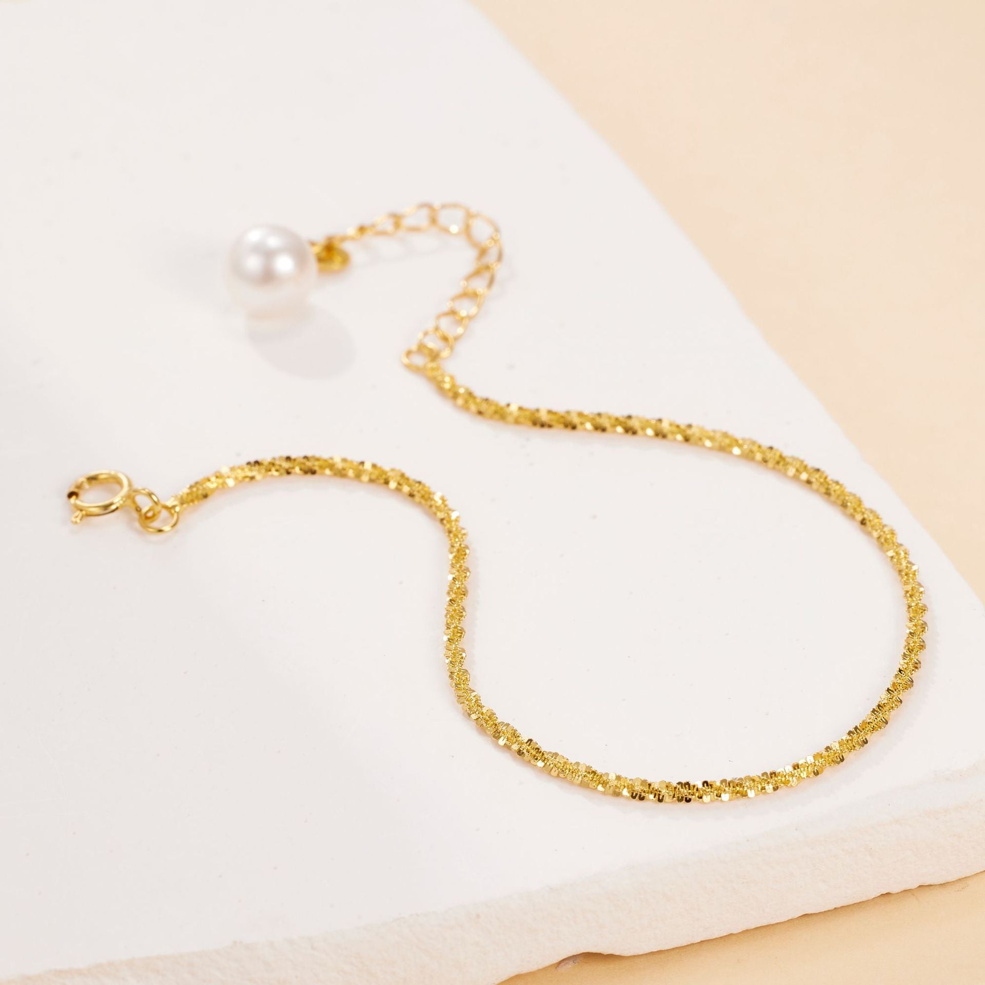 Damen Armband mit feinen Perlen und funkelnden Akzenten Shop Nory