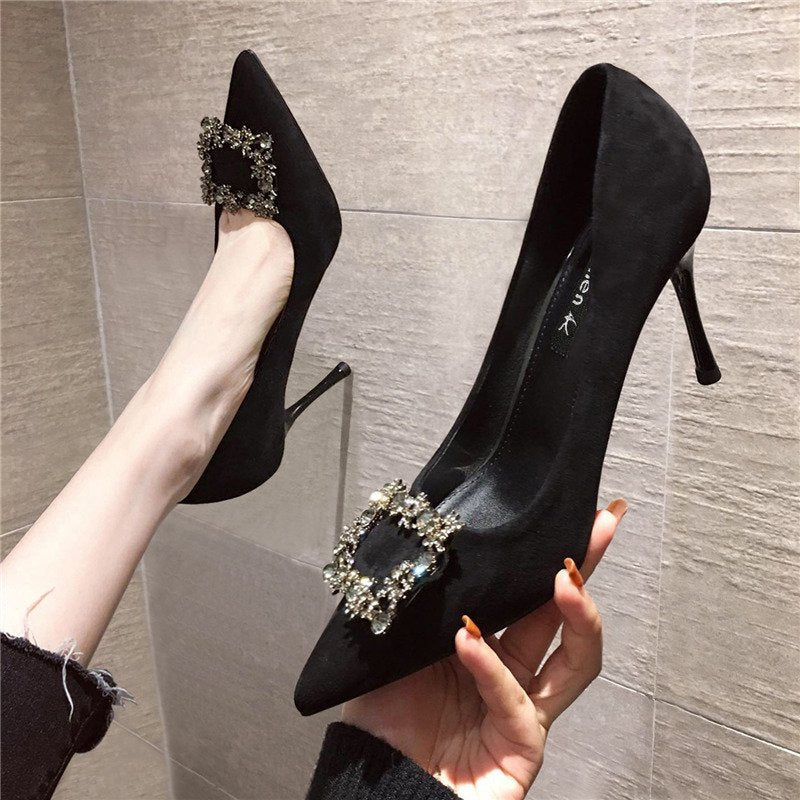 Damen Stiletto-Pumps mit spitzer Zehenpartie und funkelnder Strass-Applikation Shop Nory