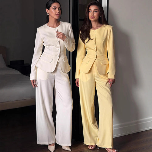 Damen Taillierter Blazer mit Rundhalsausschnitt, dekorativen Stoffknöpfen und Pattentaschen Shop Nory
