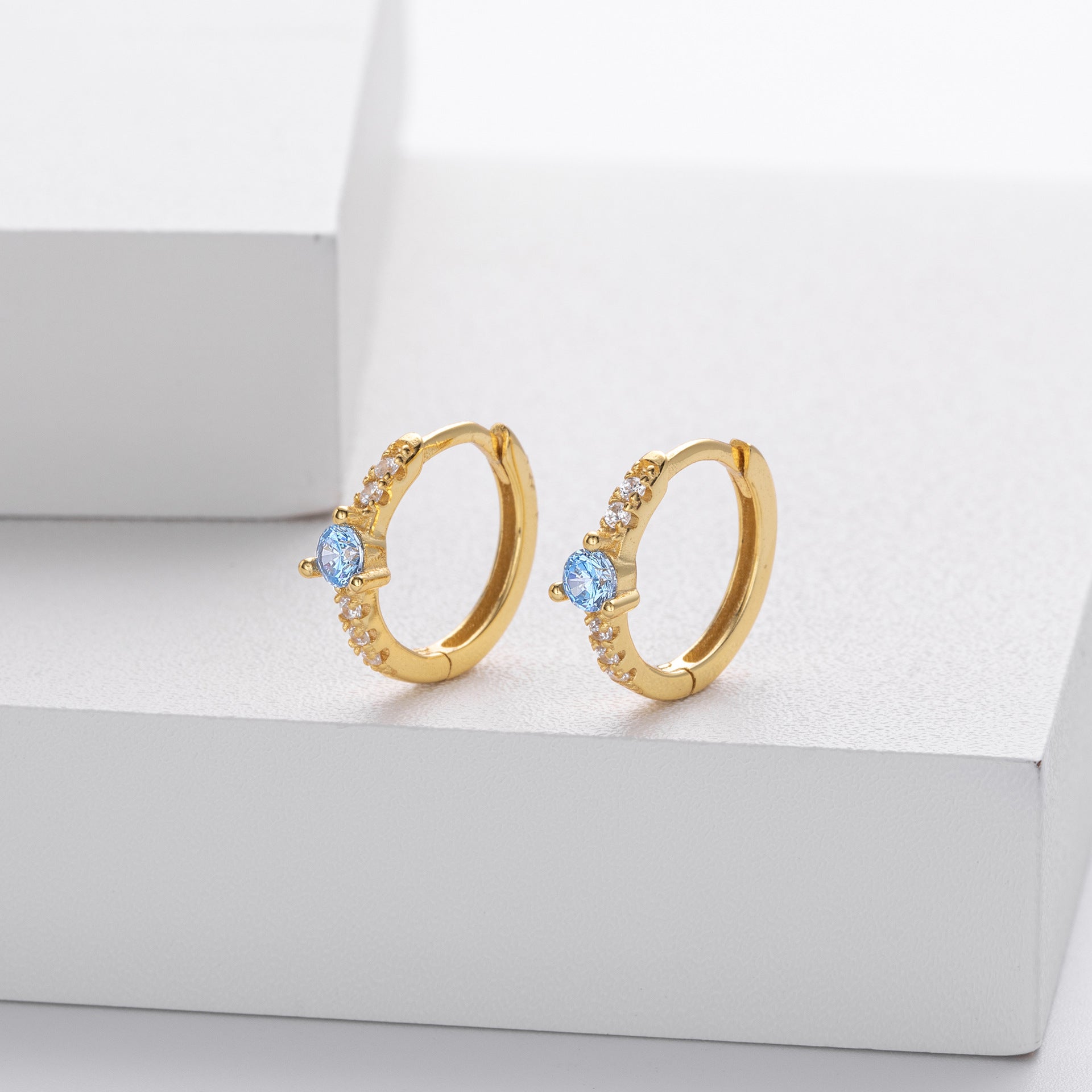 Damen Ohrhänger mit funkelndem Zirkon und eleganter goldfarbener Fassung Shop Nory