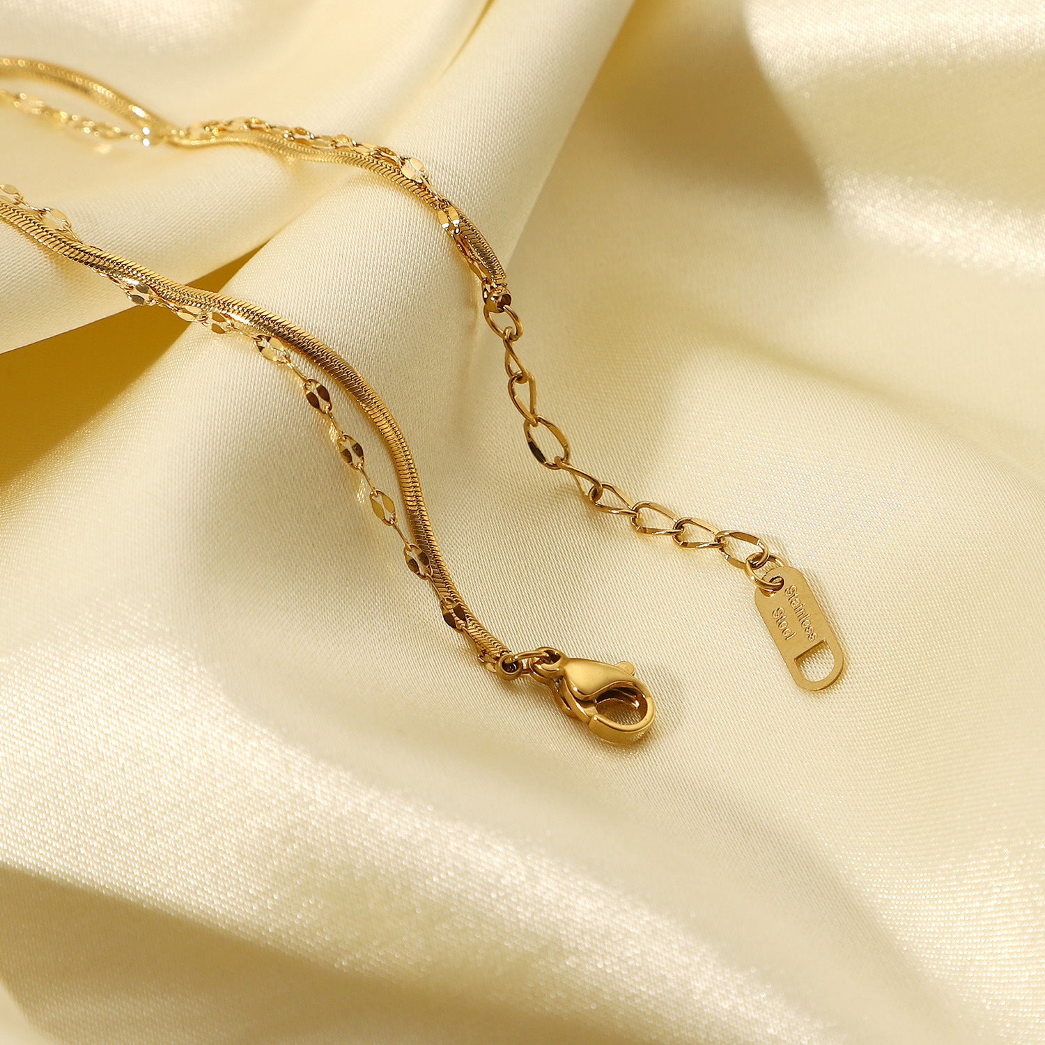 Damen Armband mit feinem Kettendesign und eleganten Zirkonsteinen Shop Nory