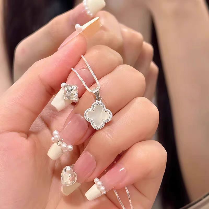 Damen Halskette mit filigranem Blumenanhänger und elegantem Zirkonia-Besatz Shop Nory