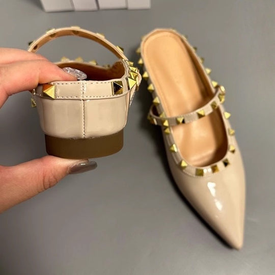 Damen Spitz zulaufende Lack‑Mary‑Jane Mules mit gepolstertem Komfortfußbett und goldenen Pyramidennieten Shop Nory
