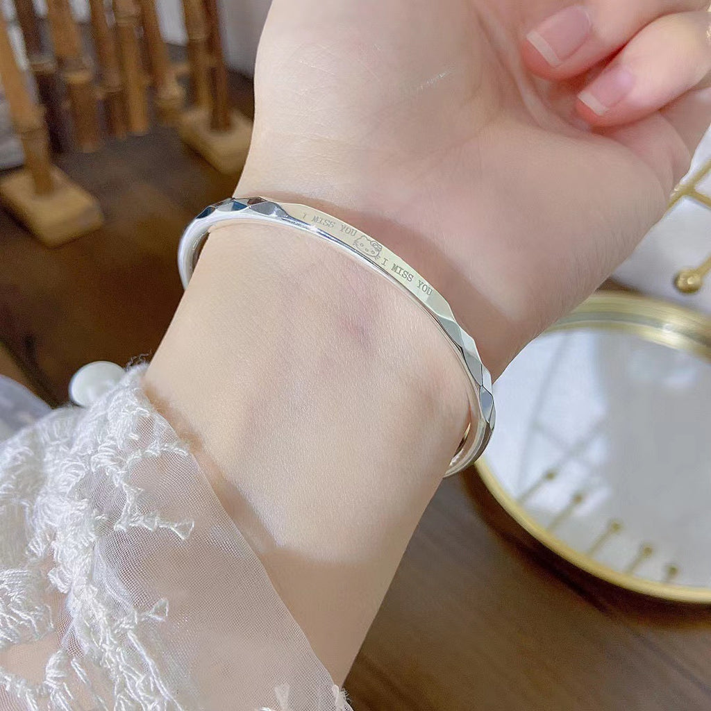 Damenschmuckarmband mit kunstvoller Gravur und elegantem Design Shop Nory